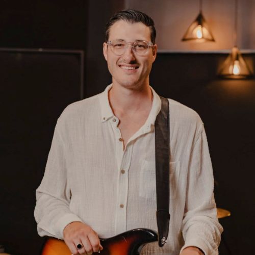 Jesse Knaus performing live in Newcastle